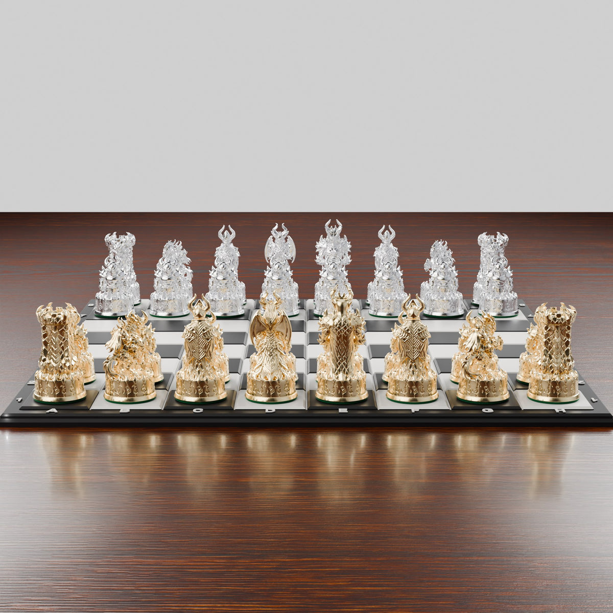 Jeu d'échecs démons finition or et argent, vue au ras du plateau