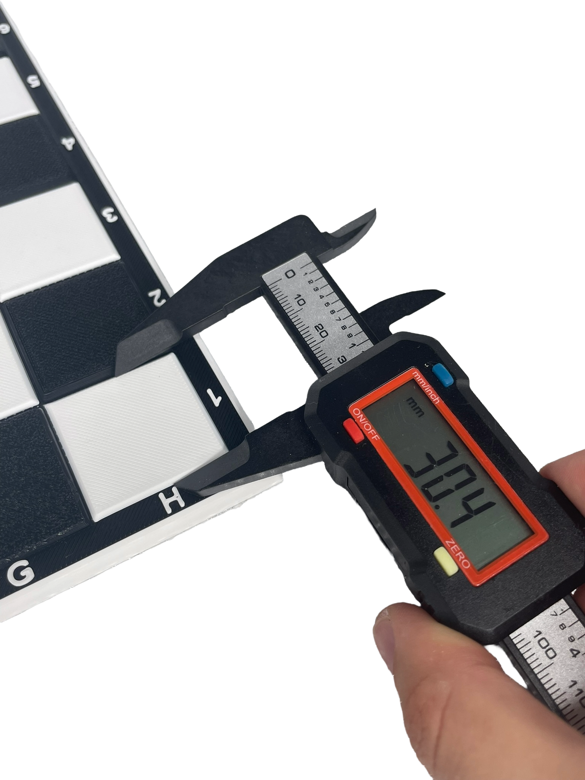 Détail du damier noir et blanc et du rebord de l'échiquier