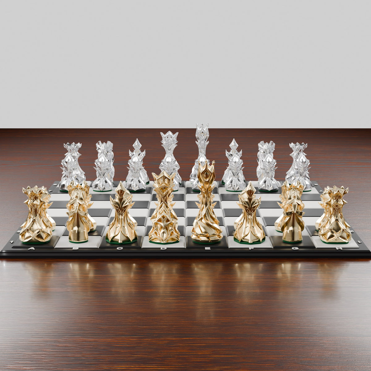 Jeu d'échecs stylisé finition or et argent, vue au ras du plateau