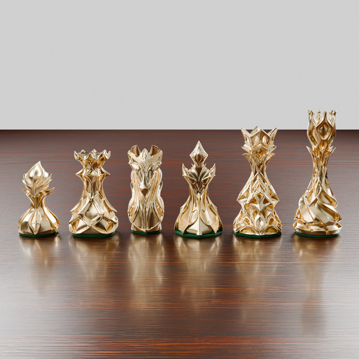 Pièces d'échecs stylisées finition or et argent alignées